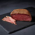 Bresaola affettata - sfondo ardesia