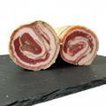 Pancetta arrotolata sfondo bianco