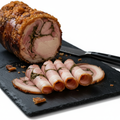 Porchetta affettata sfondo bianco