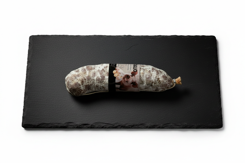 Salame su Tagliere di Ardesia con Sfondo Bianco
